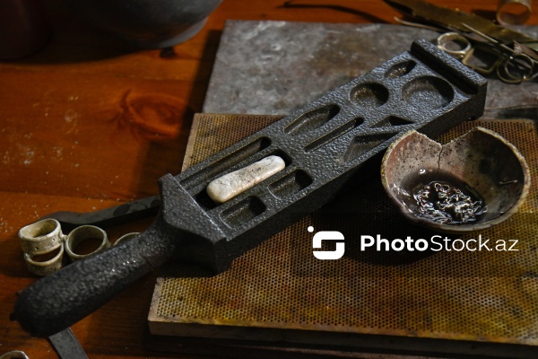 Təbii daşlarla əl işləri hazırlayan zərgər Mariya Durova