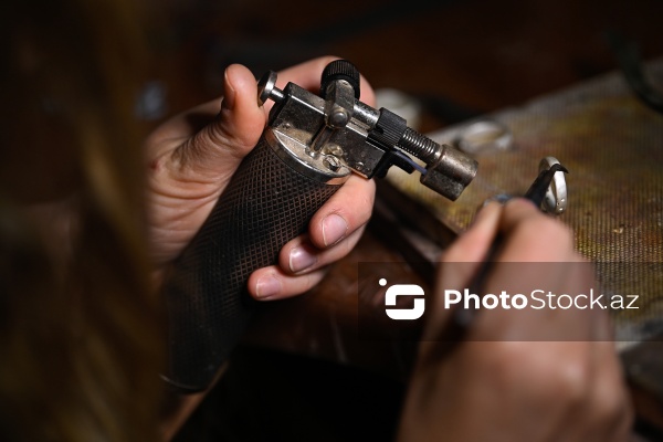 Təbii daşlarla əl işləri hazırlayan zərgər Mariya Durova