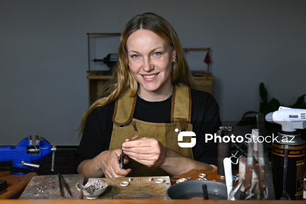 Təbii daşlarla əl işləri hazırlayan zərgər Mariya Durova