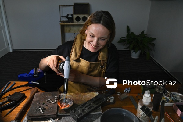 Təbii daşlarla əl işləri hazırlayan zərgər Mariya Durova