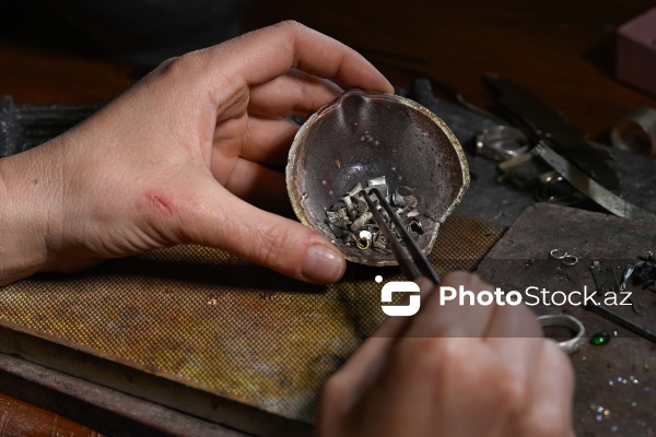 Təbii daşlarla əl işləri hazırlayan zərgər Mariya Durova