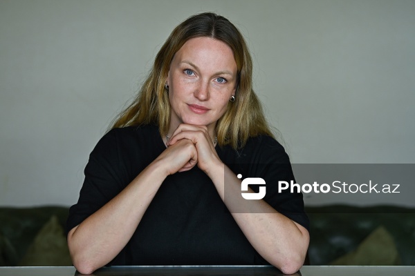 Təbii daşlarla əl işləri hazırlayan zərgər Mariya Durova