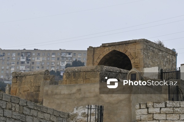 Zığ qəbiristanlığında yerləşən qədim türbə