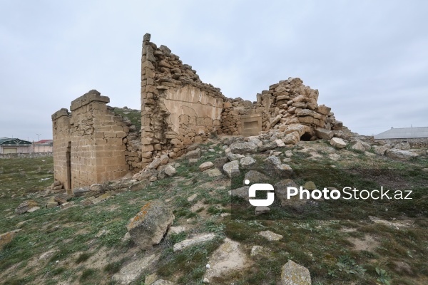 Zirə qəsəbəsində yerləşən XVI-XVIII əsrlərə aid Sufi Türbəsi