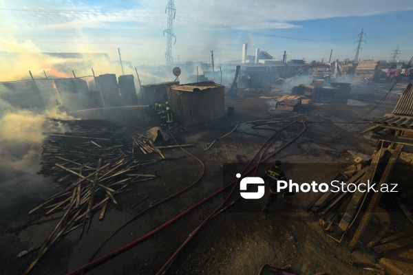 Ziya Bünyadov prospektindəki inşaat materialları bazarında baş vermiş yanğın